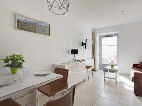 Studio centre-ville avec terrasse, parking, proche télécabine et commodités - FR-1-401-175